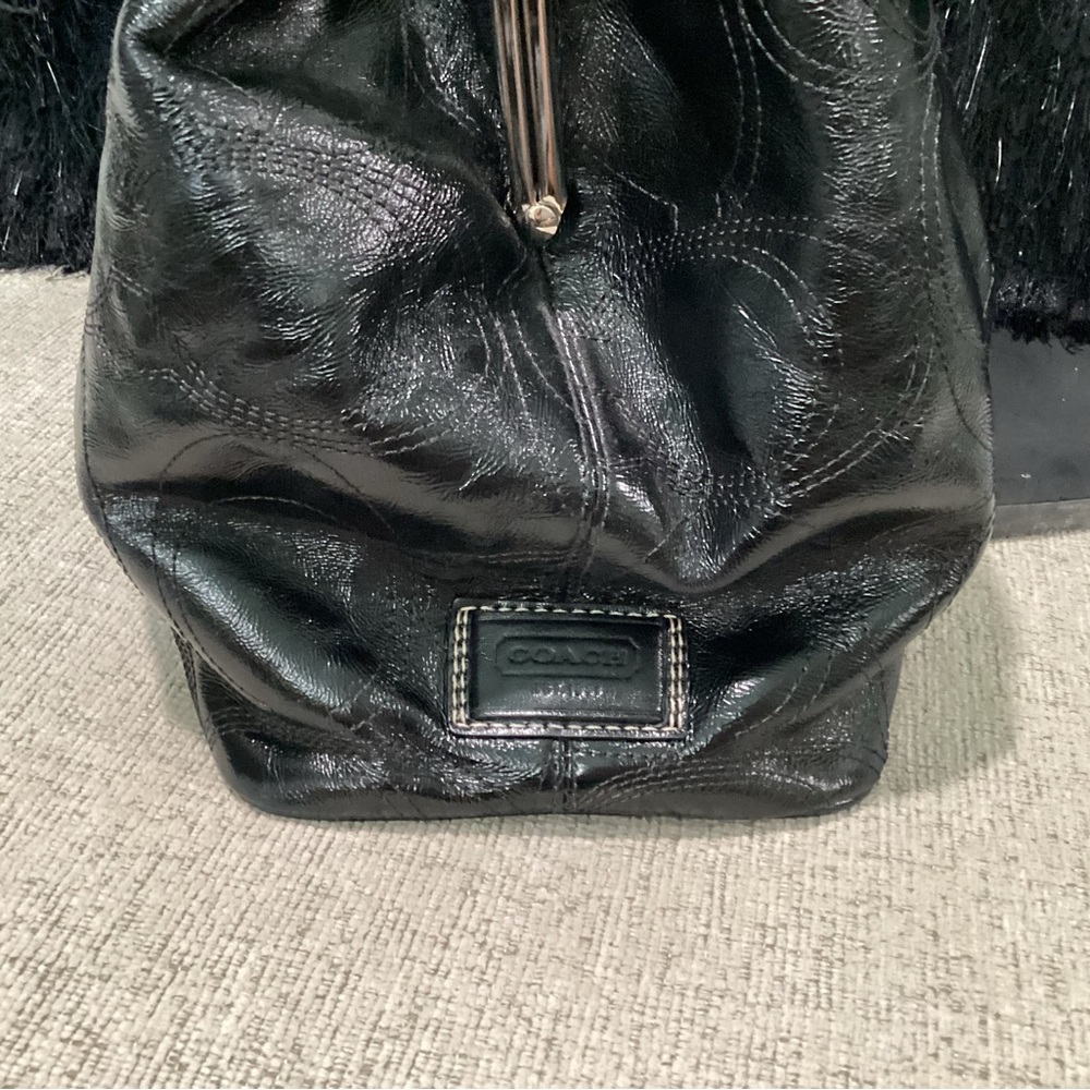 Coach black patent leather monogram kiss lock shoulder bag with silver hardware - Picture 6 of 9